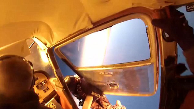 美两飞机空中相撞 9人跳伞逃生