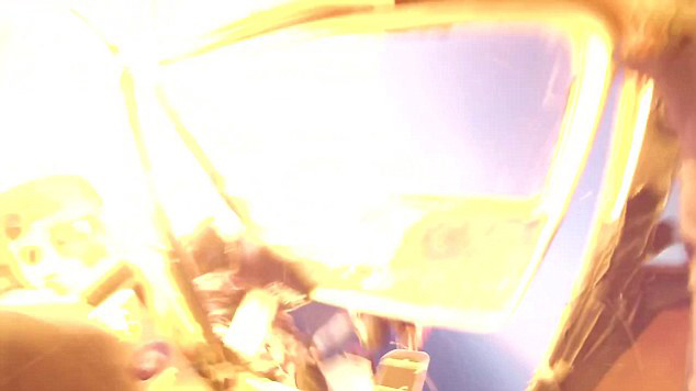 美两飞机空中相撞 9人跳伞逃生