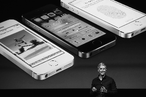 iPhone手机有“后门”或被监听 苹果称“不知情”