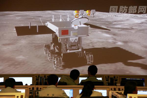 “玉兔”月球车舒展机械臂 成功实施首次科学探测