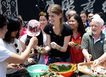 百度儿童节网上直播企鹅熊猫 百万网友欢乐围