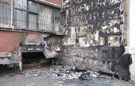 Fire hits residential building in Beijing