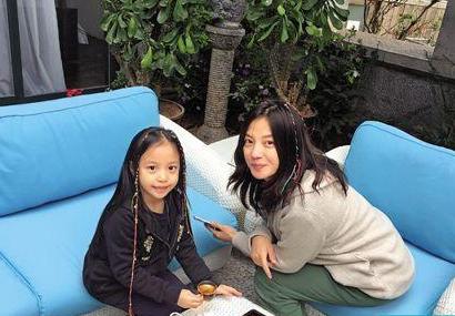 章子怡抱娃亮相赵薇为女庆生 明星如何养娃？