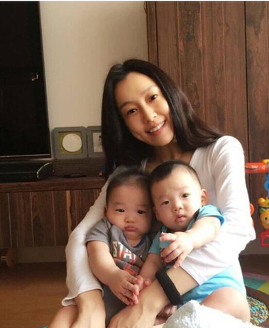 章子怡抱娃亮相赵薇为女庆生 明星如何养娃？