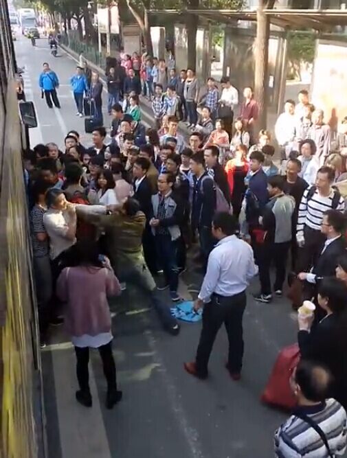 两名中年人因挤公交围殴一名老人