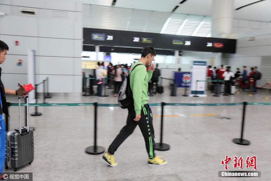 宁泽涛退赛后现身机场 低头疾走似心情欠佳