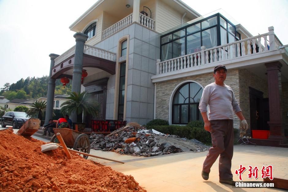 浙江村支书违建豪华别墅 退地交罚款4万余元