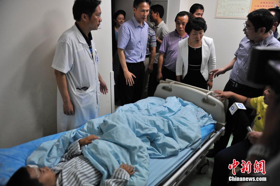 海南学校春游翻车事故受伤师生转海口急救