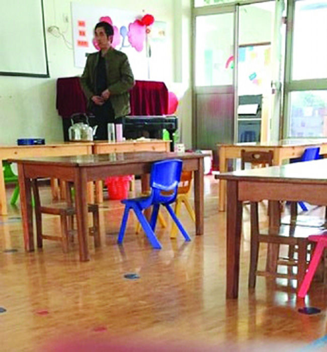 幼儿园男员工往女教师茶杯撒尿全程被拍(高清组图)