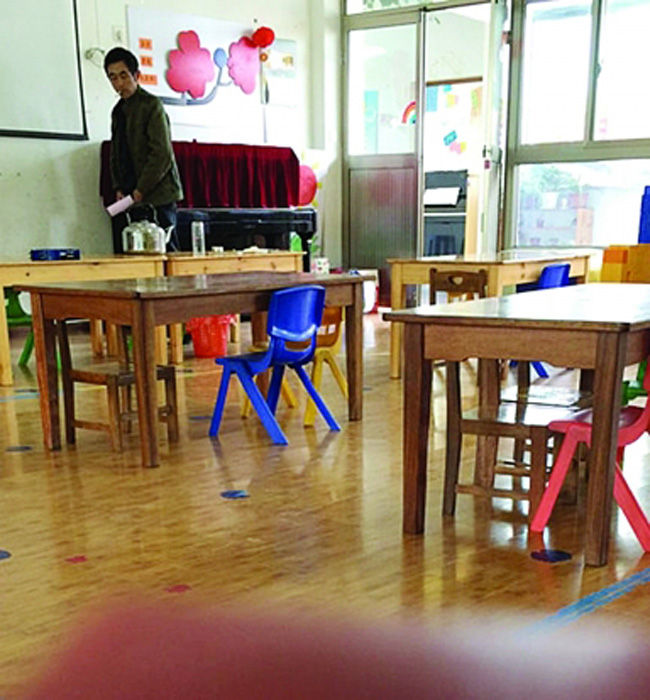 幼儿园男员工往女教师茶杯撒尿全程被拍(高清组图)