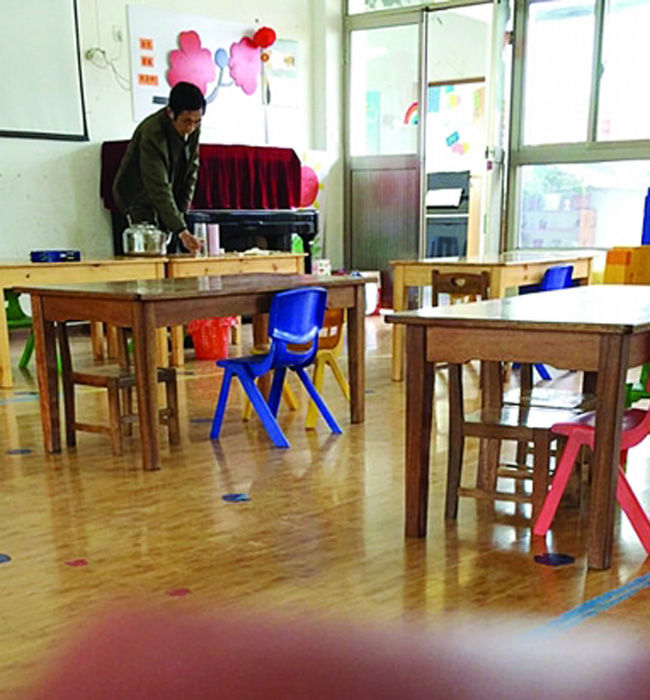 幼儿园男员工往女教师茶杯撒尿全程被拍(高清组图)