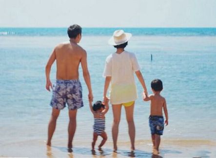 章子怡抱娃亮相赵薇为女庆生 明星如何养娃？