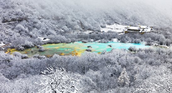 Huanglong presents winter scenery