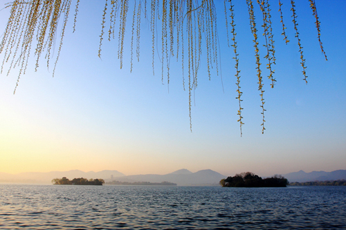 Hangzhou's West Lake Springs to Life