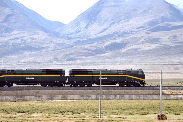 Tibet's transformation seen through reporters' eyes