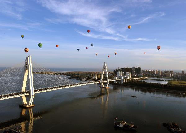 Air balloon competition kicks off in Hainan