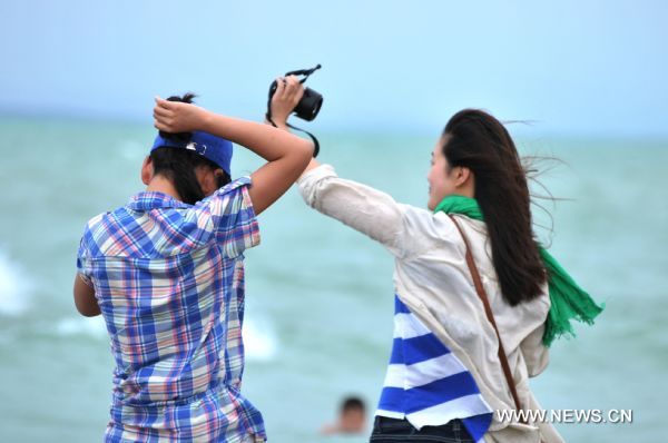 Tourists enjoy cool summer in Xinjiang's Ulunggur Lake