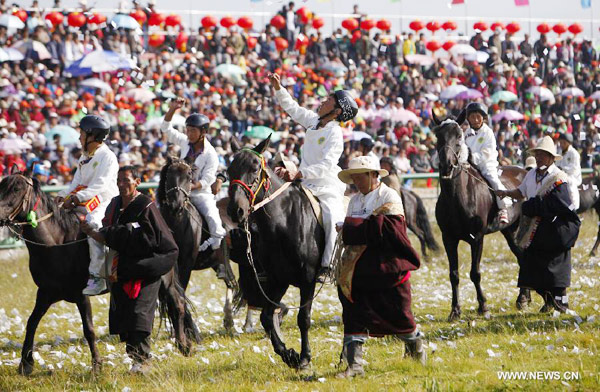 5th Gesar horse racing opens in Gansu