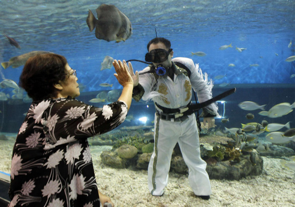 Elvis Presley under water?