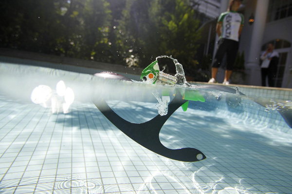 'Evolta' robot swims in Tokyo