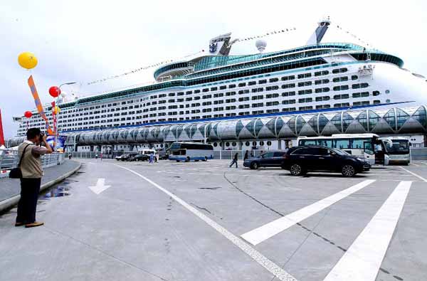 A glimpse of cruise liner Voyager of the Seas