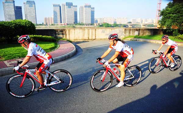 Three generations start 4,500-kilometer-long riding journey from Fuzhou to Harbin