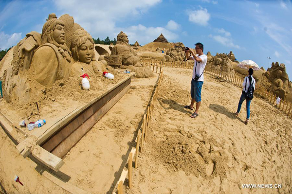 Sand sculpture exhibition kicks off in E China