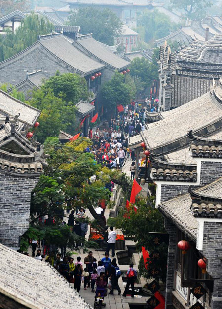 China sees holiday tourism peaks