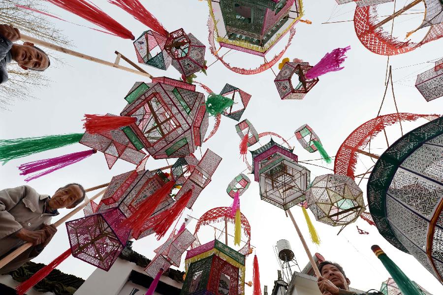 Folk artists present Xichong Lanterns in Wuyuan, China's Jiangxi