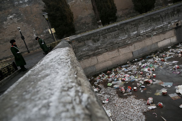 Tourists besiege Palace moat with trash