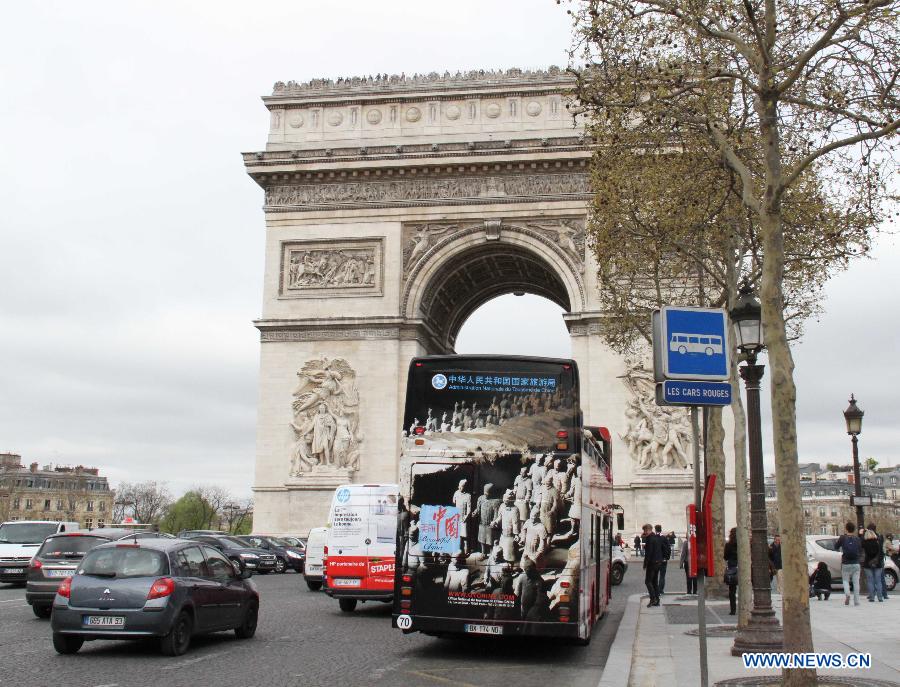 Tourist bus presents China's charm in Paris