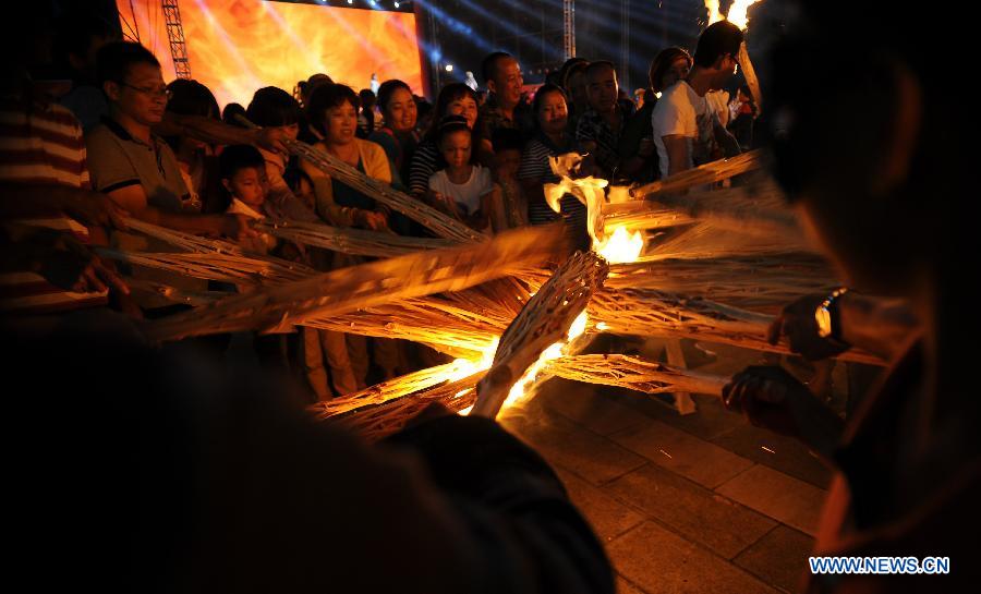 Tourists, performers mark traditional Torch Festival in SW China