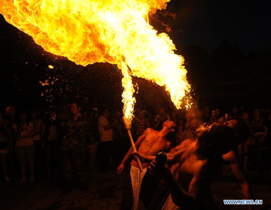 Tourists, performers mark traditional Torch Festival in SW China