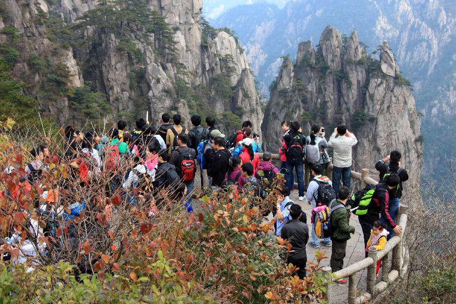 Red autumnal leaves at Huangshan