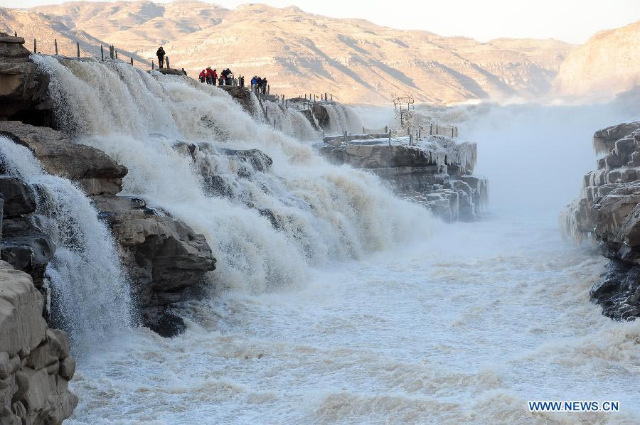Hukou Waterfall 1st time opens for tourists in winter