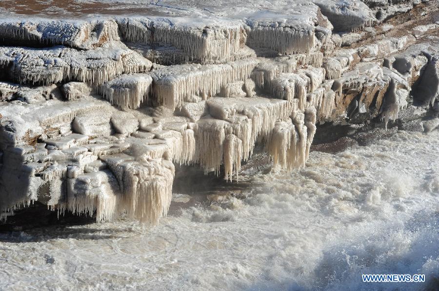 Hukou Waterfall 1st time opens for tourists in winter