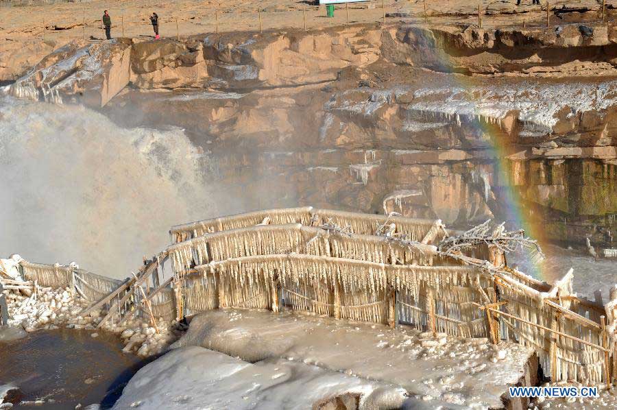 Hukou Waterfall 1st time opens for tourists in winter