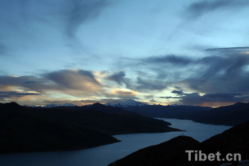 Yamzhog Yumco: jade-like lake in Tibet