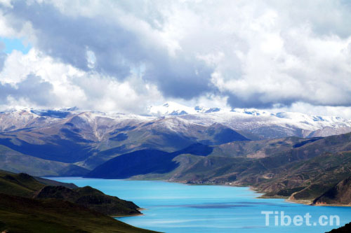 Yamzhog Yumco: jade-like lake in Tibet