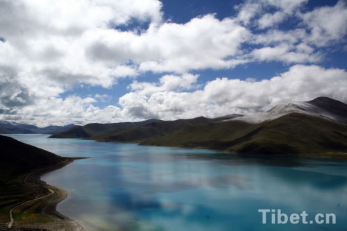 Yamzhog Yumco: jade-like lake in Tibet