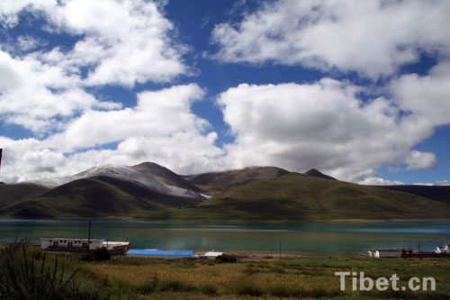 Yamzhog Yumco: jade-like lake in Tibet