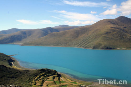 Yamzhog Yumco: jade-like lake in Tibet