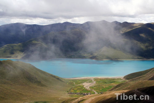 Yamzhog Yumco: jade-like lake in Tibet