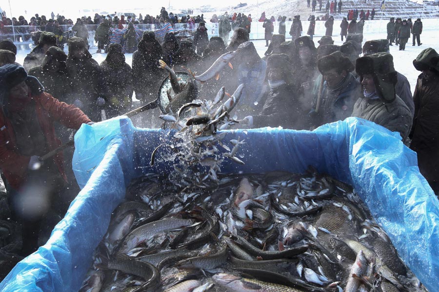 Annual winter fishing tourism festival kicks off in Xinjiang