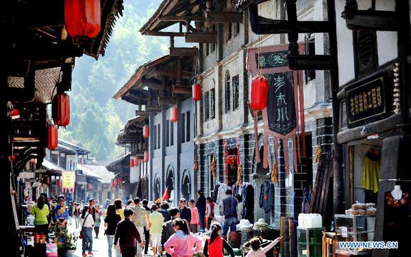 Tourists visit China's Qingmuchuan town