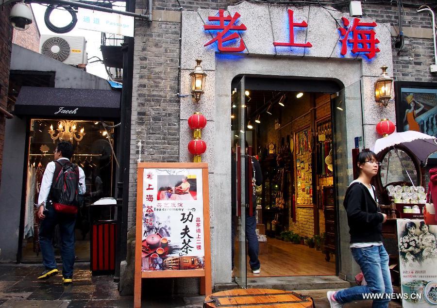 Bustling longtang in Shanghai