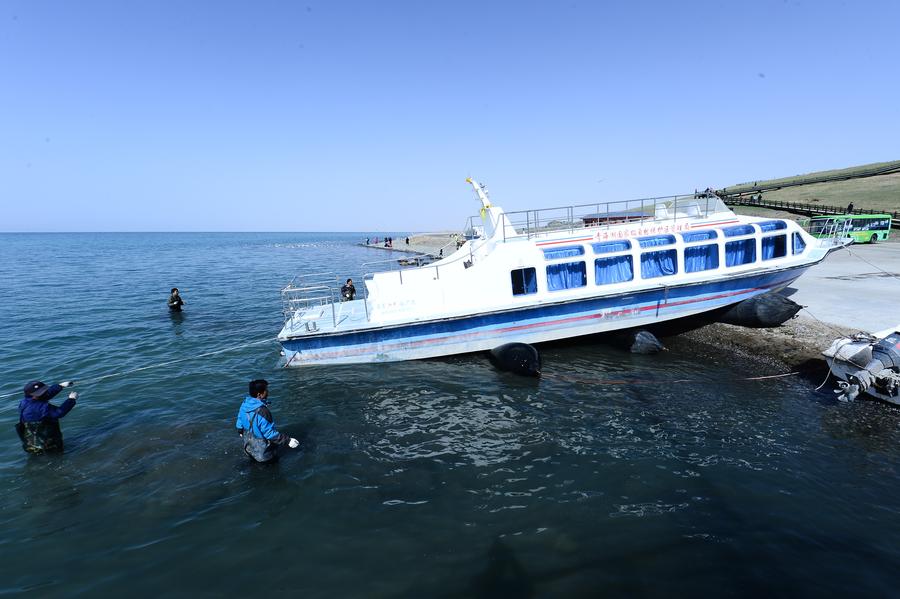 Qinghai Lake: Habitat for over 400,000 birds every year