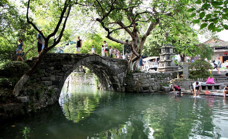 Tourists go sightseeing at Ling Qu Canal in SW China