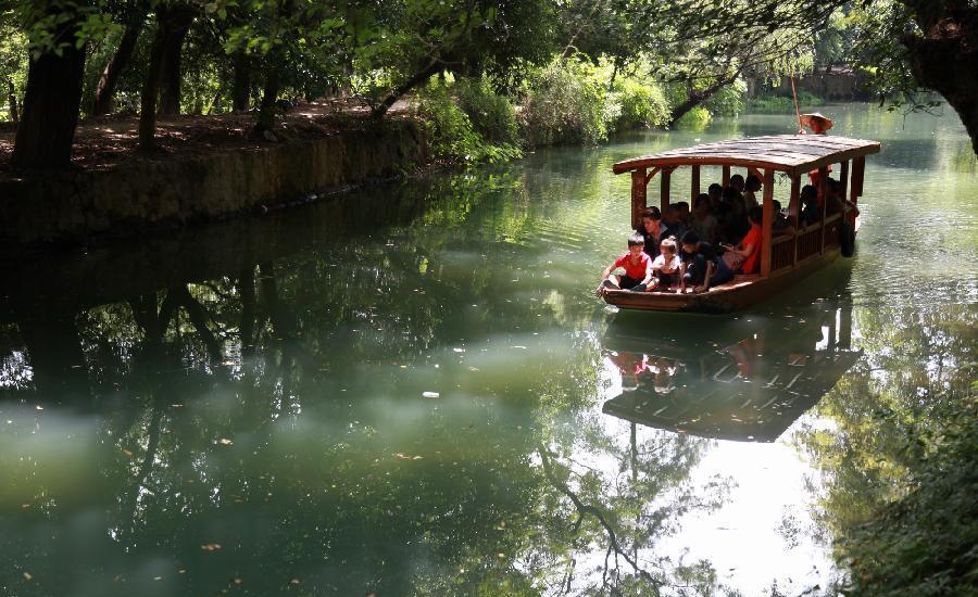 Tourists go sightseeing at Ling Qu Canal in SW China