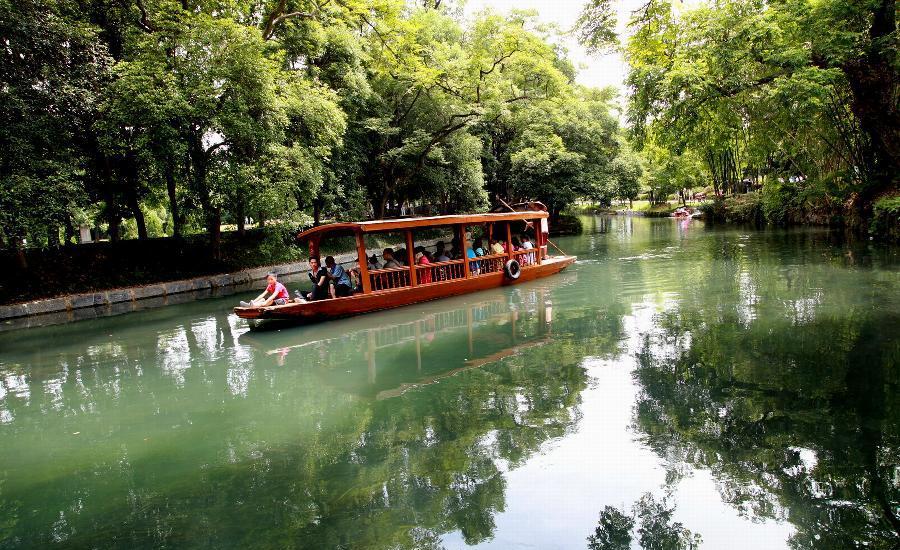 Tourists go sightseeing at Ling Qu Canal in SW China